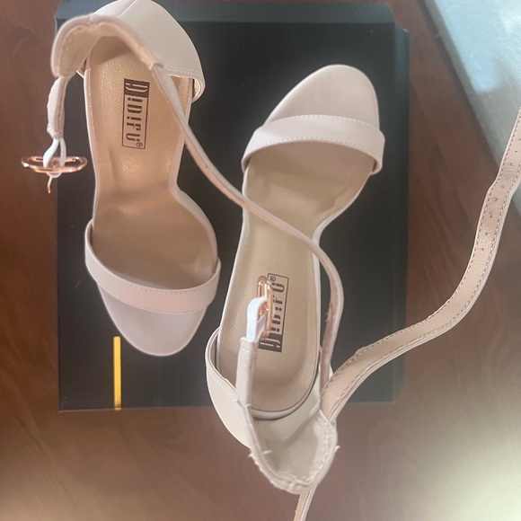 Brand new Nude heels - Picture 5 of 8